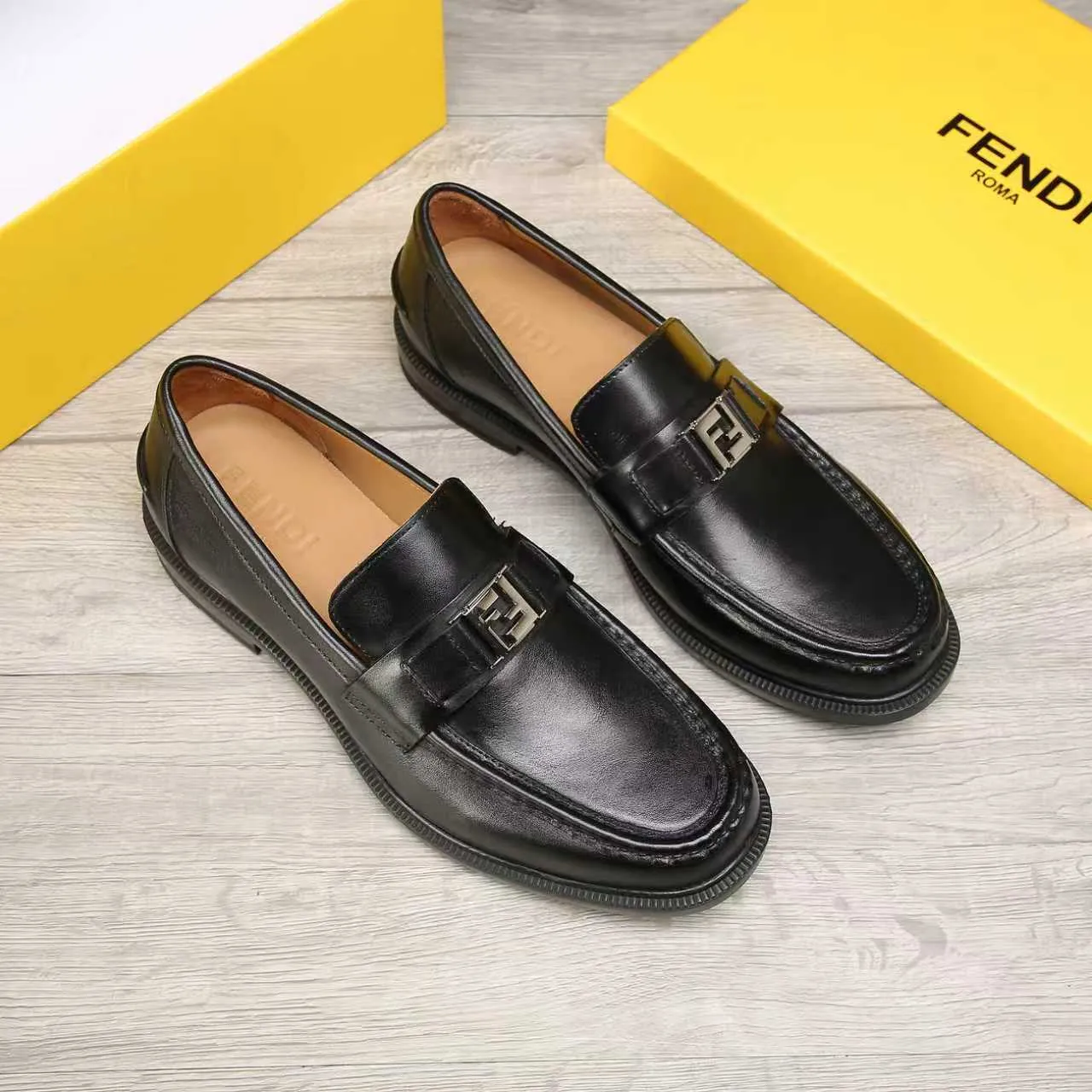 ​Men's shoes 💰 500 💰 Water dyed cowhide 🆘 The latest FENDI ( Fendi ) new casual leather shoes 🕶️🕶️ Simple routing effect, showing an elegant and cool driving shoe 🎬Made of Italian 🇮🇹 imported calfskin + first-layer water-dyed cowhide lining🐂Excellent material🎬Detailed workmanship 🤗Comfortable foot feel➰➰. ​Pair it with any outfit to show your taste and temperament, low-key luxury ♻️Design ​simple and elegant ​noble and fashionable 🍃​Very loved and favored by trendy men 💓❤️Size: 38-44 2⃣️colors available